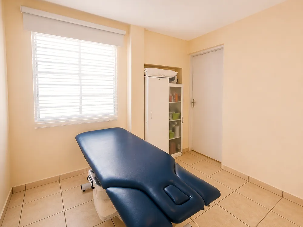 Sala com maca no Centro de Qualidade de Vida